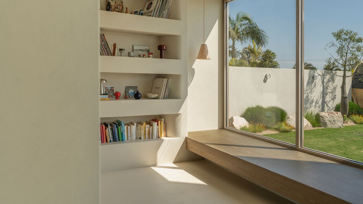 Window seat and built-in bookshelves — House on Pacific